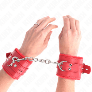 KINK - PELZGEFÃœTTERTE HANDGELENKFESSELN MIT QUADRATISCHEN LÃ–CHERN, ROT UND ROTER GÃœRTEL, VERSTELLBAR 17-29 CM X 6 CM